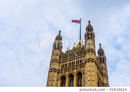 View of Houses of Parliament in London on the banks of the Thames.  91616024