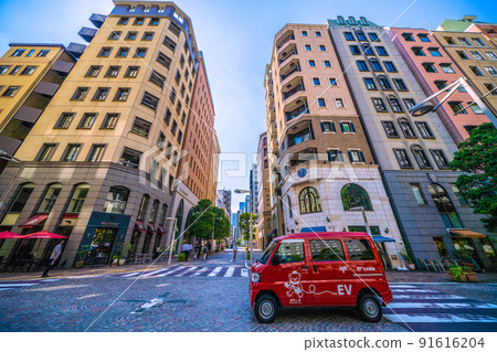 日本郵政介紹的日本快遞EV“Minicab Meave Van”的東京城市景觀在意大利街運行= 1天 日本郵政介紹的日本快遞EV“Minicab Meave Van”的東京城市景觀在意大利街運行= 1天 91616204