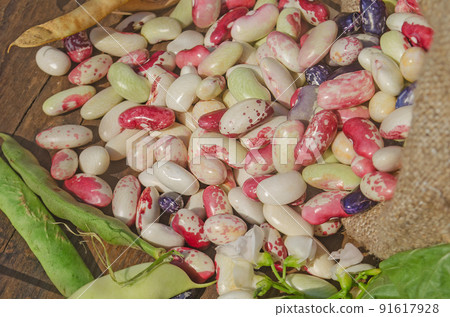 Lima beans in burlap bag 91617928