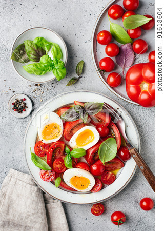 Tomato and boiled egg summer salad 91618604