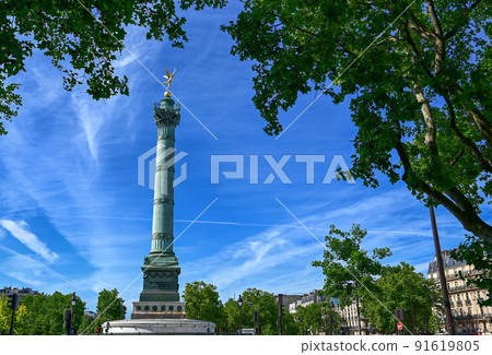 France, Paris, June 2022. Place de la Bastille, highlighted the column of Juillet, in memory of the revolution of 1830. The golden winged statue stands out on the top 91619805