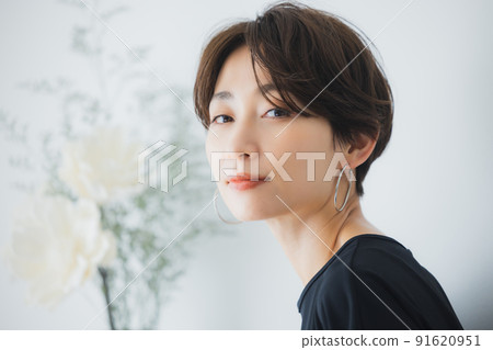 黑色單件中間女人花束 91620951