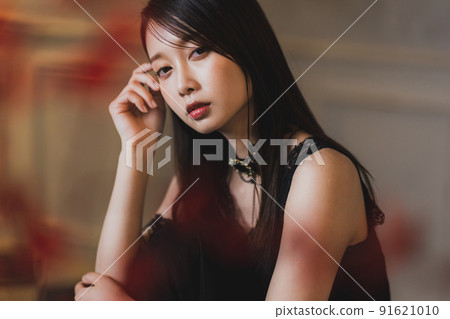 一個黑頭髮的女人 91621010