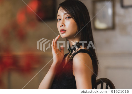 一個黑頭髮的女人 91621016
