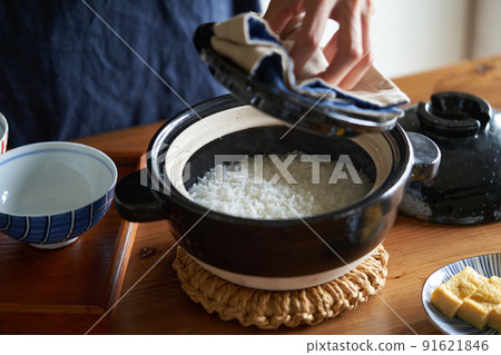 用陶罐煮的米飯 91621846
