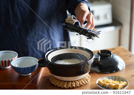 Rice cooked in a clay pot 91621847