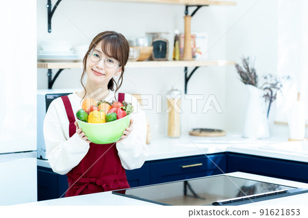 在廚房裡拿著沙拉碗的女人 91621853