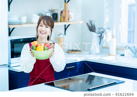 在廚房裡拿著沙拉碗的女人 91622604