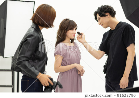 Cameraman and hair make-up in the shooting studio 91622796