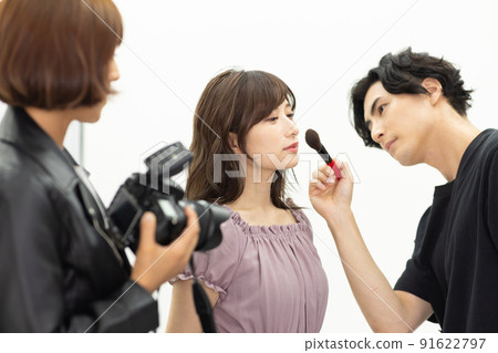 Cameraman and hair make-up in the shooting studio 91622797