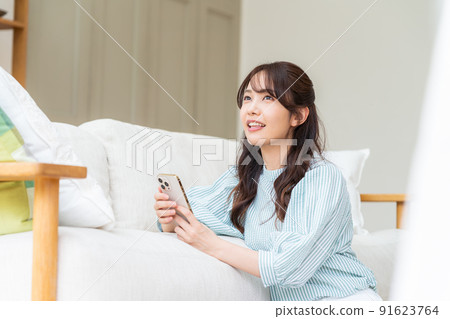 觀看智能手機的婦女 91623764