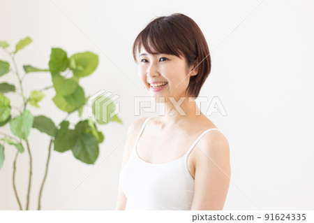 背心的年輕女人 91624335