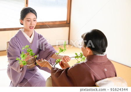 花課上一個困難而驚慌失措的女人 91624344