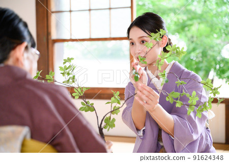 花課上一個困難而驚慌失措的女人 91624348