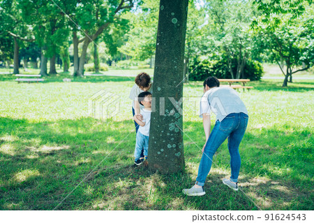 父母和孩子在樹林裡玩捉迷藏 父母和孩子在樹林裡玩捉迷藏 91624543