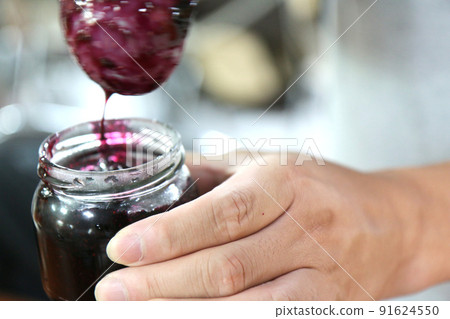 藍莓果醬裝瓶工作 91624550