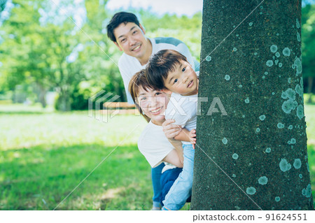 父母和孩子在樹林裡玩捉迷藏 父母和孩子在樹林裡玩捉迷藏 91624551