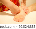 接受足部穴位反射治療的女性 91624888
