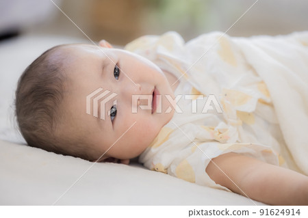 6個月大的嬰兒肖像 91624914