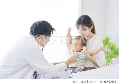 Doctor examining the baby 91625203