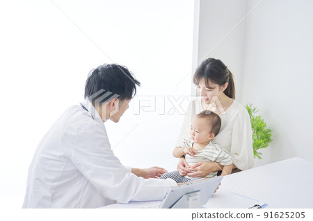 Doctor examining the baby 91625205