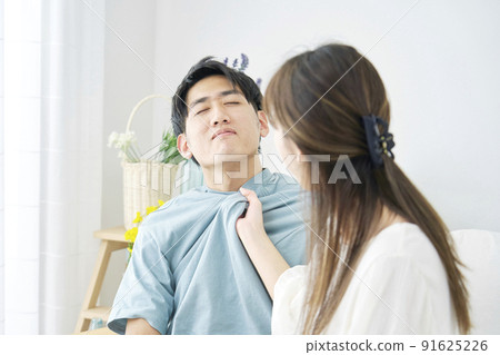 一個女人在客廳裡抓住男人的胸膛 91625226