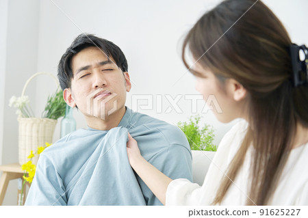 一個女人在客廳裡抓住男人的胸膛 91625227