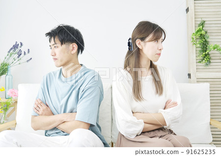 Couple fighting in the living room Couple fighting in the living room 91625235