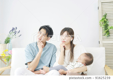 考慮在客廳抱嬰兒的父母 91625239
