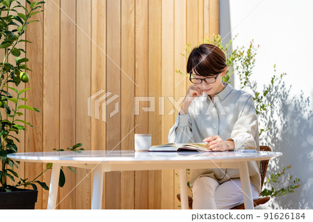 Middle-aged woman reading on the terrace on holidays 91626184
