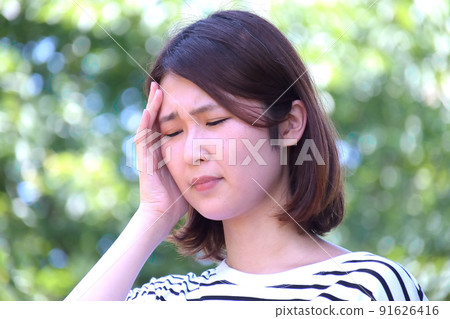 Young woman poor physical condition, heat stroke, dizziness, headache, outdoor water shortage 91626416