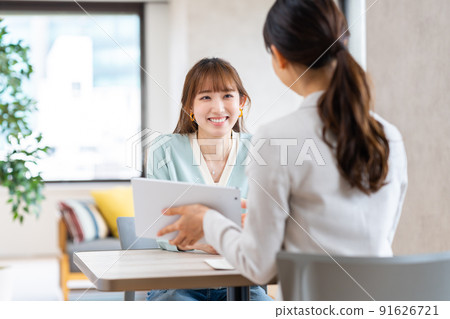 Business woman who sells to young women 91626721