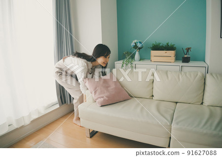Young woman redecorating 91627088