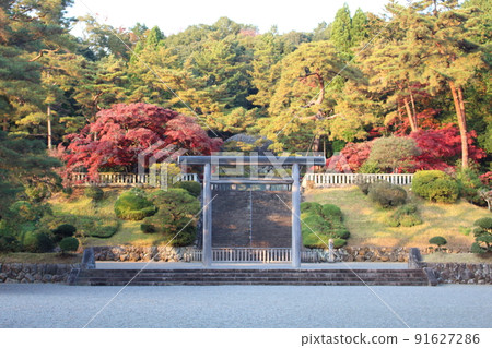 多摩陵墓和被夕陽染紅的秋葉樹 大正天皇陵 武藏陵墓 東京八王子市 多摩陵墓和被夕陽染紅的秋葉樹 大正天皇陵 武藏陵墓 東京八王子市 91627286