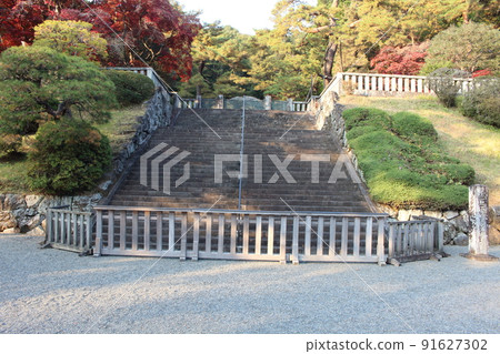 Autumn leaves dyed in Tama tomb and sunset Musashi Imperial Mausoleum in Hachioji, Tokyo 91627302