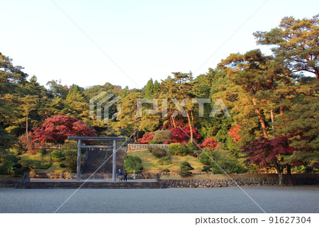 東京八王子多摩墓的秋葉和日落武藏皇陵 東京八王子多摩墓的秋葉和日落武藏皇陵 91627304