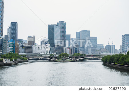 城市建築和河流 城市建築和河流 91627390