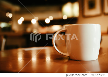 時尚咖啡館和白色杯子 91627396