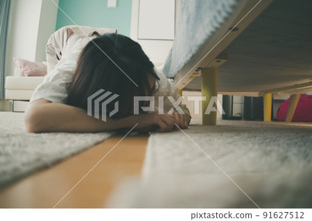 看床底下的女人 91627512