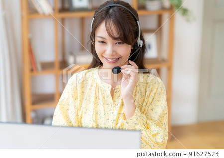 Young female operator working from home 91627523