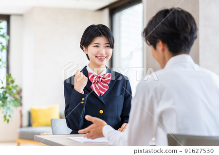 諮詢職業道路的高中女生 諮詢職業道路的高中女生 91627530