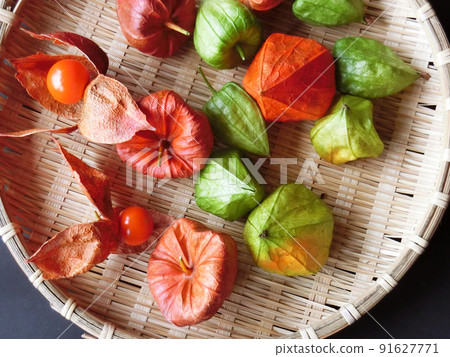 Hozuki piled up in a bamboo colander 91627771