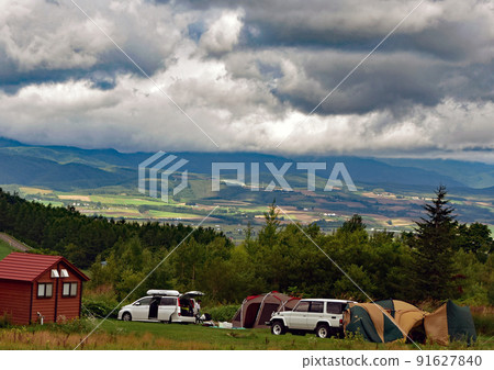 是露營地的天空和雲彩，可以看到美麗的星空，遠處可以看到田園風光。 91627840