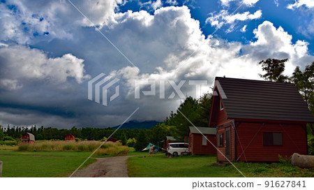 就是紅頂小屋的景色，露營地的天空和雲彩，在那裡你可以看到美麗的星空。 91627841