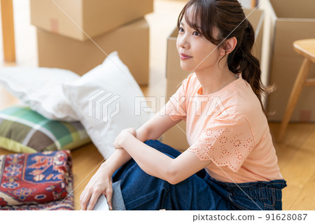 Young woman packing Young woman packing 91628087