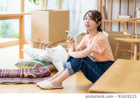 Young woman packing Young woman packing 91628225