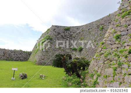 Nakagusuku Castle's Sanguo and Ishigaki (Kitanakagusuku Village, Okinawa Prefecture) 91628348