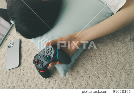 A woman who played a game until morning and fell asleep 91628365