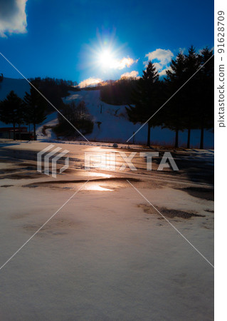 Snowy mountains illuminated by the shining sun 91628709
