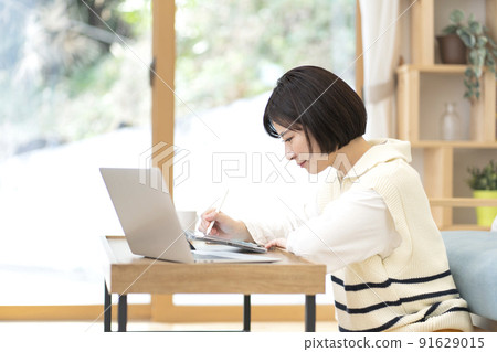 年輕女設計師遠程辦公 91629015